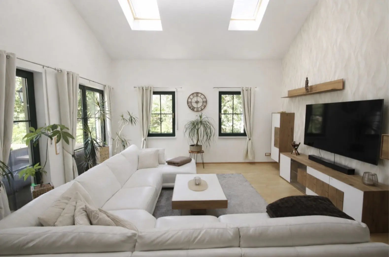 Wohnzimmer mit Kamin und Essbereich