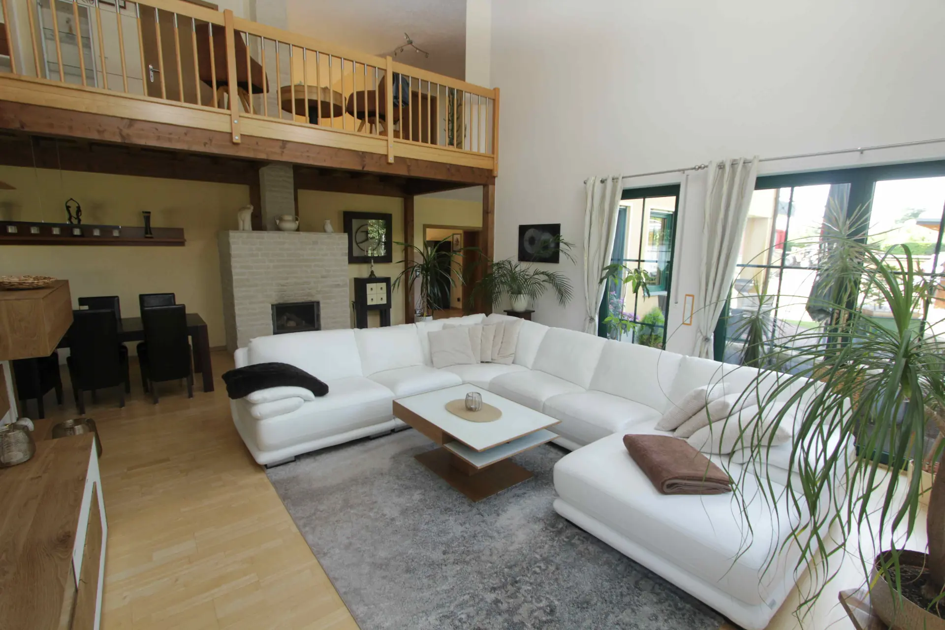 Wohnzimmer mit Kamin und Essbereich