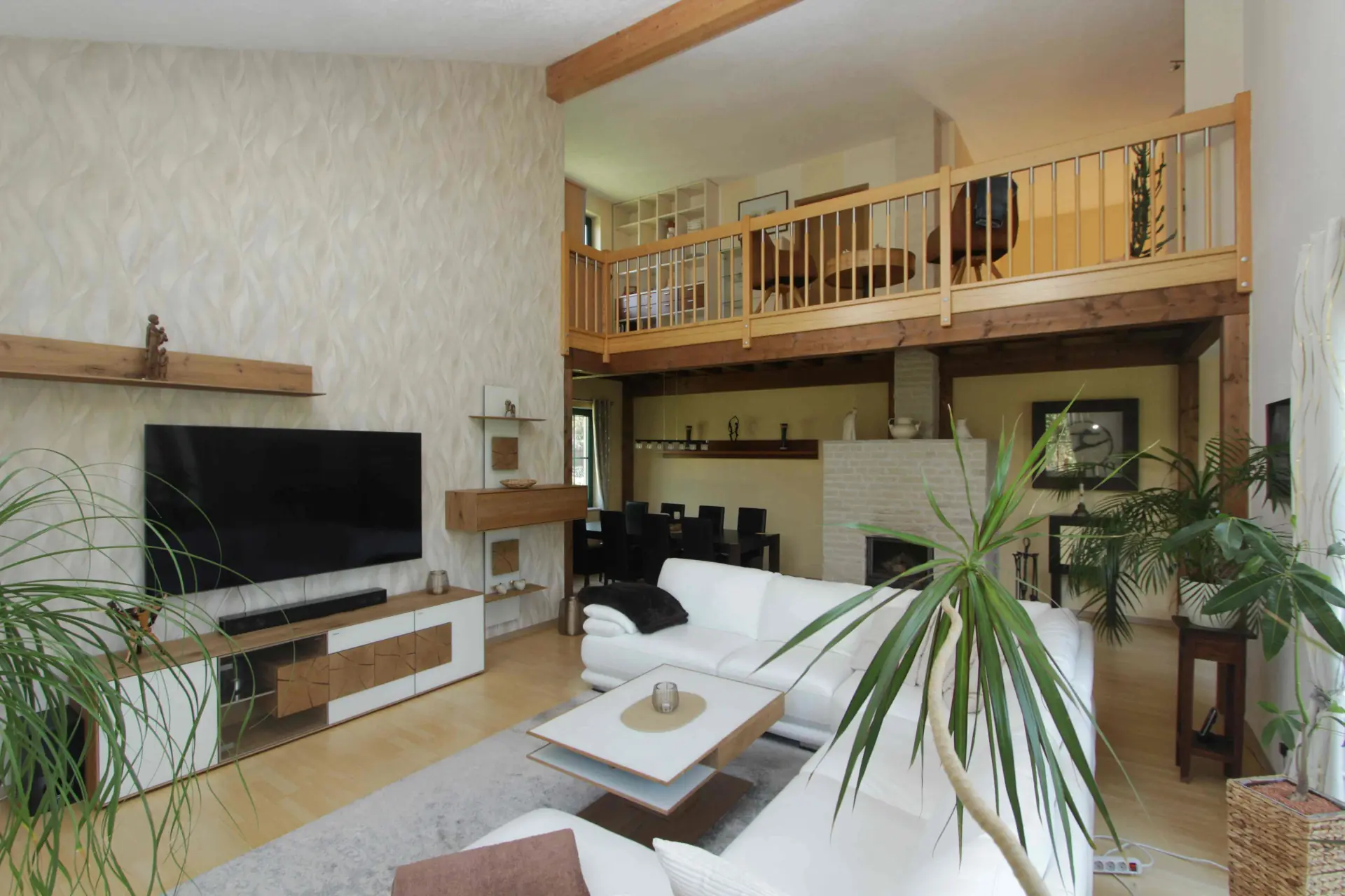 Wohnzimmer mit Kamin