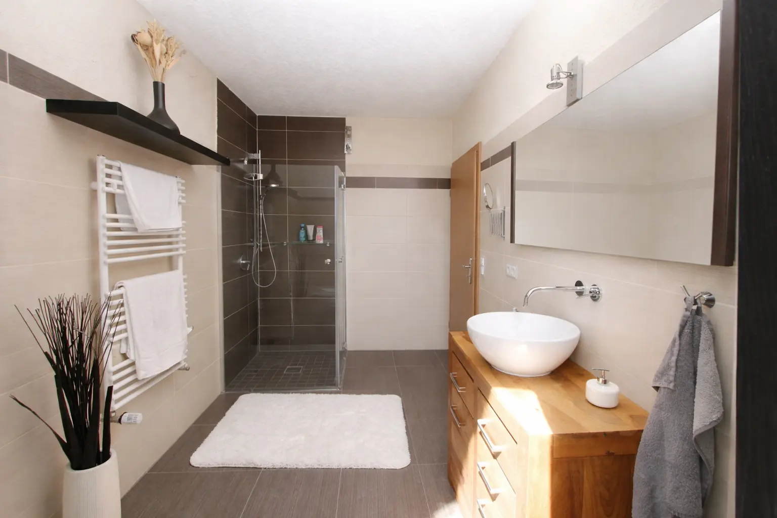 Bad mit Dusche im Dachgeschoss