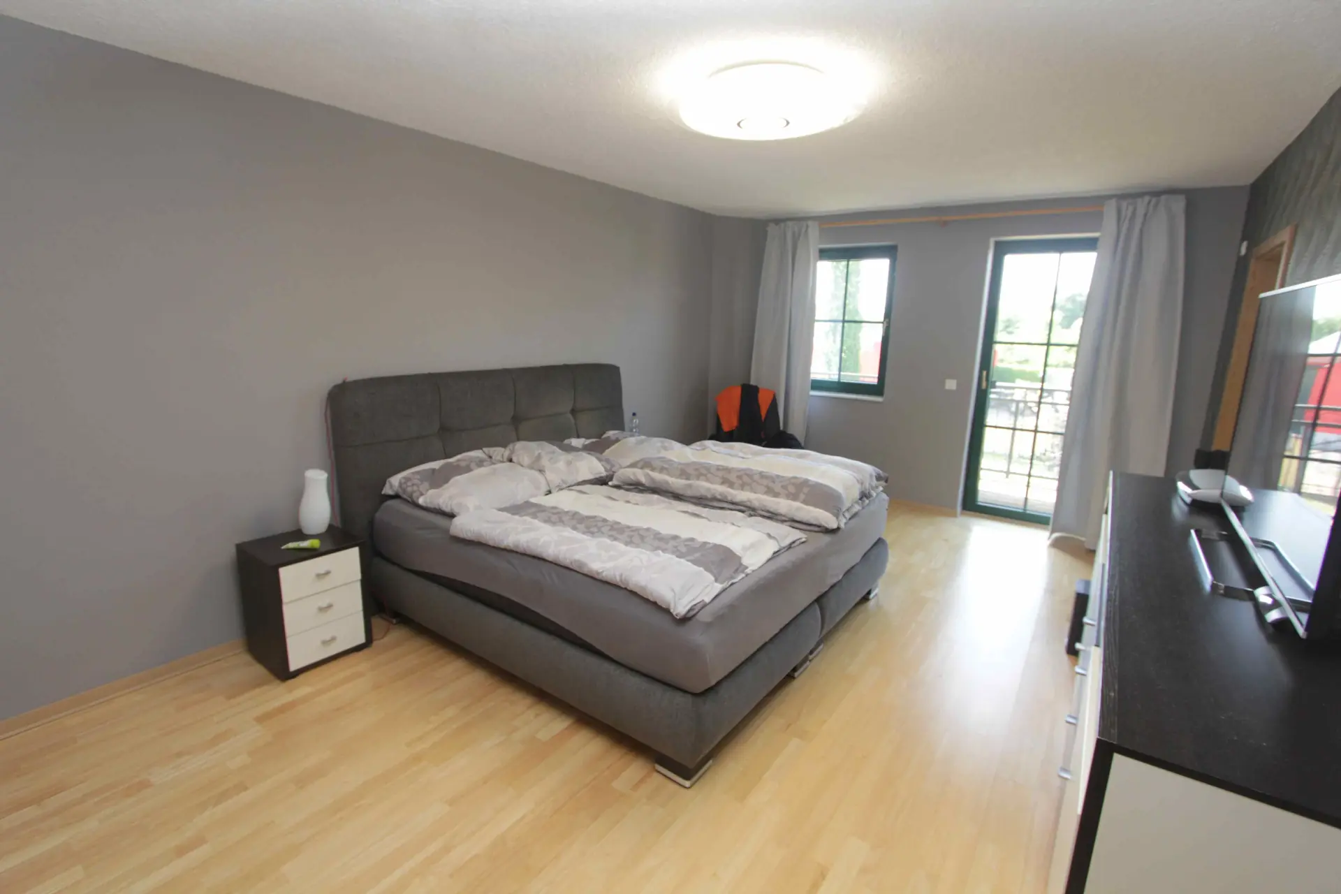 Schlafzimmer mit angrenzenden Balkon